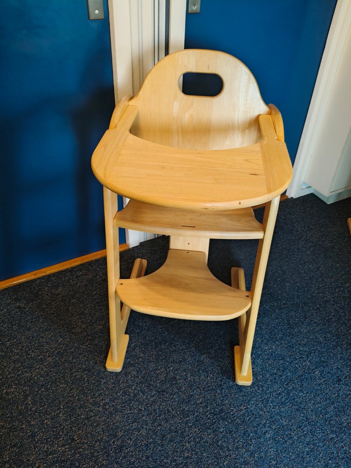 Houten meegroeistoel met eetblad en gordel, Kinderen en Baby's, Kinderstoelen, Ophalen of Verzenden, Gebruikt, Meegroeistoel, Gordel(s)