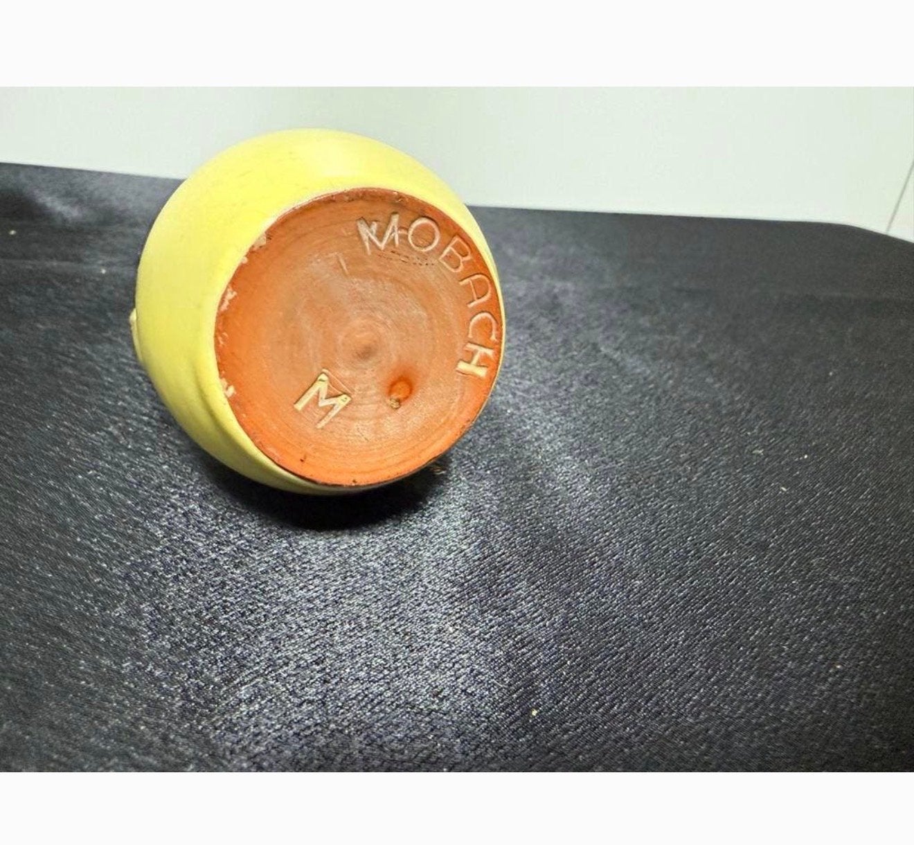Geel Mobach vaasje met oor - 18 cm hoog, Antiek en Kunst, Antiek | Vazen, Ophalen of Verzenden