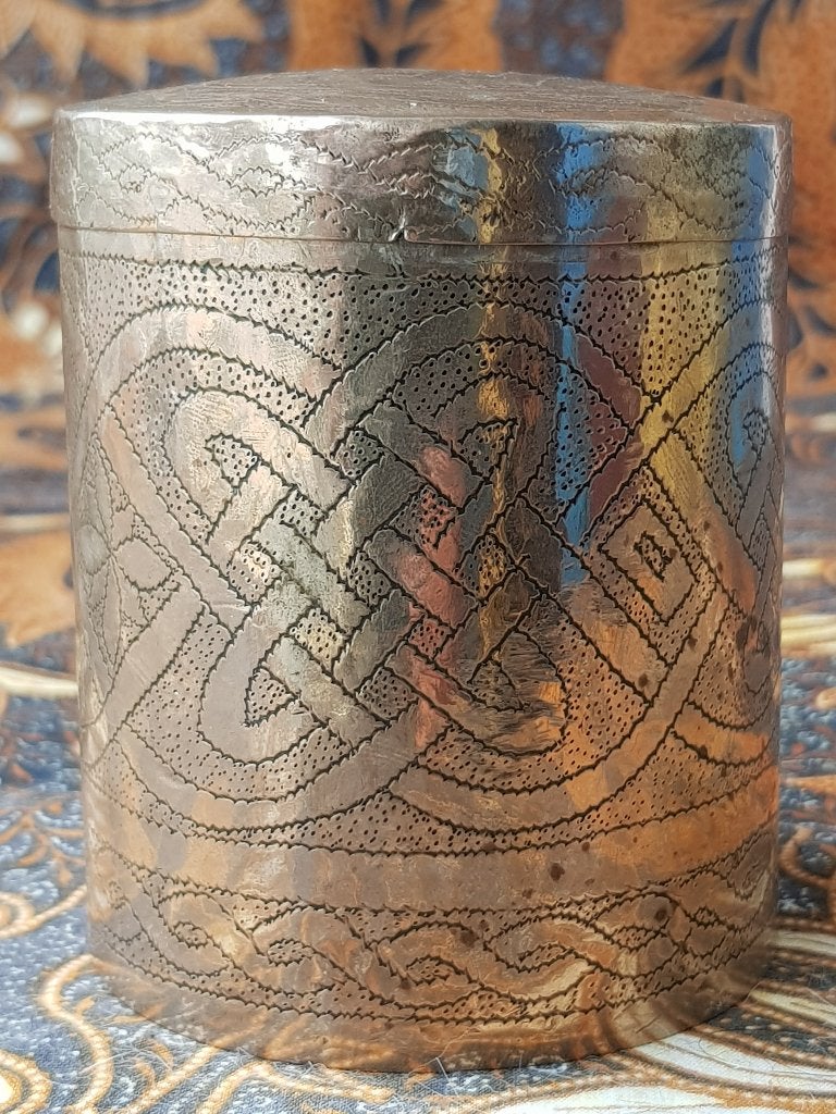 Mooie antieke Oosterse kruidenbus van bewerkt koper 9,2 cm.