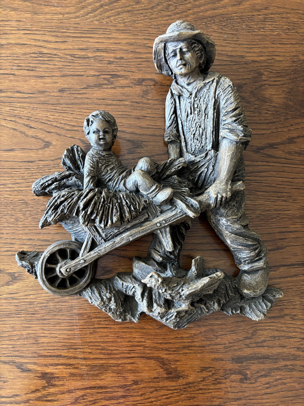 Vintage wanddecoratie: boer met kind in kruiwagen, Antiek en Kunst, Antiek | Overige Antiek, Ophalen of Verzenden