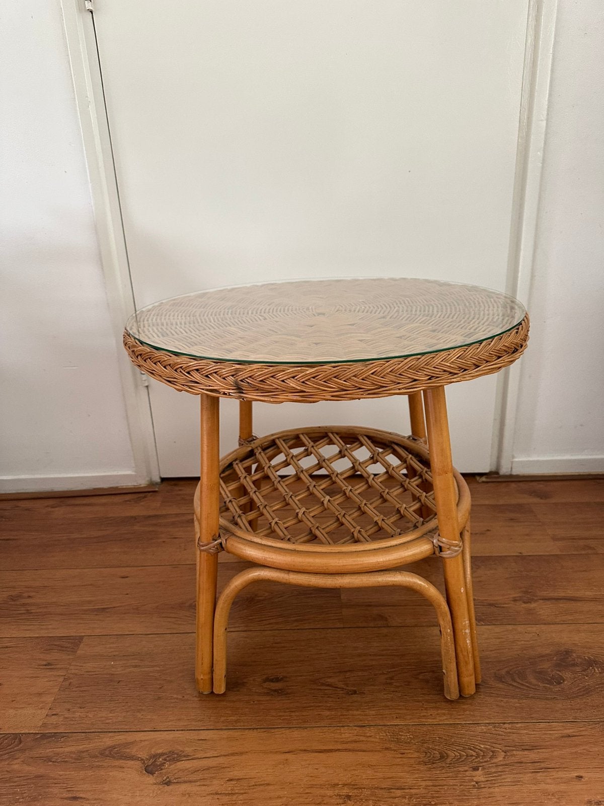 MOOIE ROTAN TAFELTJE ZGAN , 56 cm breed / 53 cm hoog, Huis en Inrichting, Tafels | Bijzettafels, Minder dan 55 cm, Rond, Zo goed als nieuw