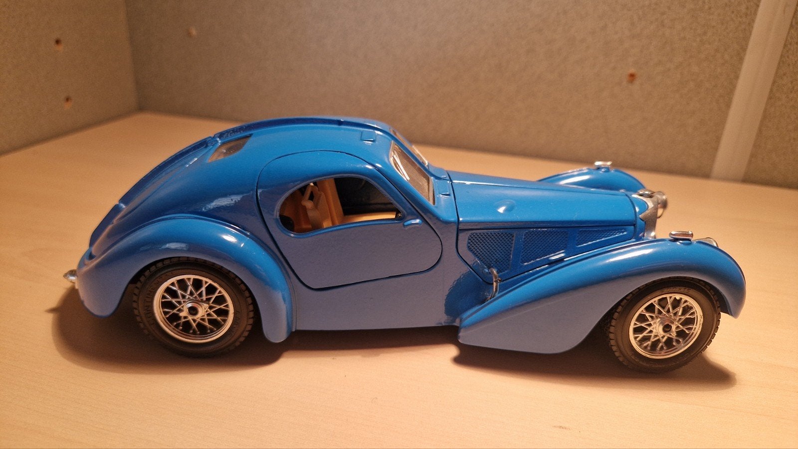 ​Bburago Bugatti Type 57SC Atlantic (1936) – Schaal 1:24 – M, Ophalen of Verzenden, Bburago