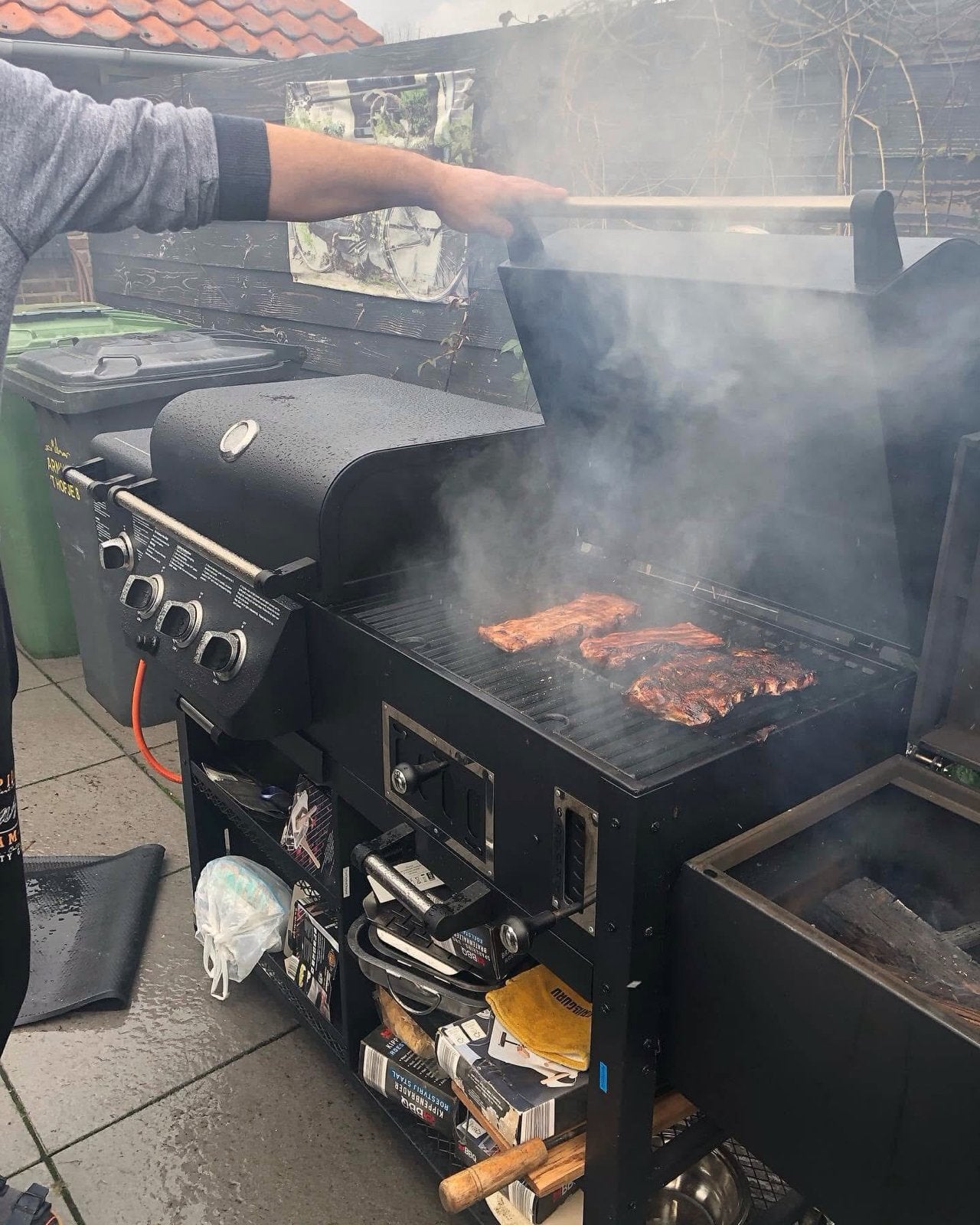 Grote BBQ met houtskool, gas, rookoven en sisselplaat, Tuin en Terras, Ophalen, Gebruikt