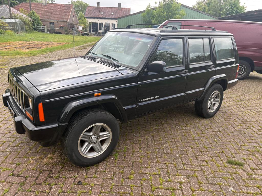 Jeep cherokee 4.0 limited .9000€ fakt erbij . Inruil mogelij, Auto's, Zwart, Geïmporteerd, 84 €/maand, 750 kg