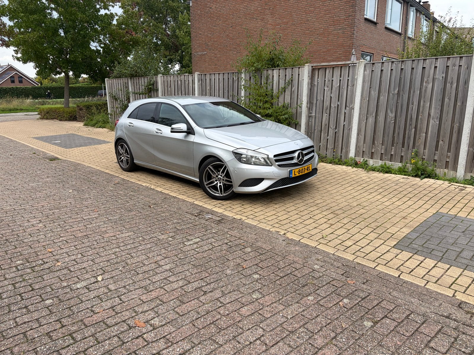 Mercedes-Benz A-Klasse A180 1.6 Blue Efficiency 2015 Grijs, Voorwielaandrijving, Zwart, 4 cilinders, Leder en Stof