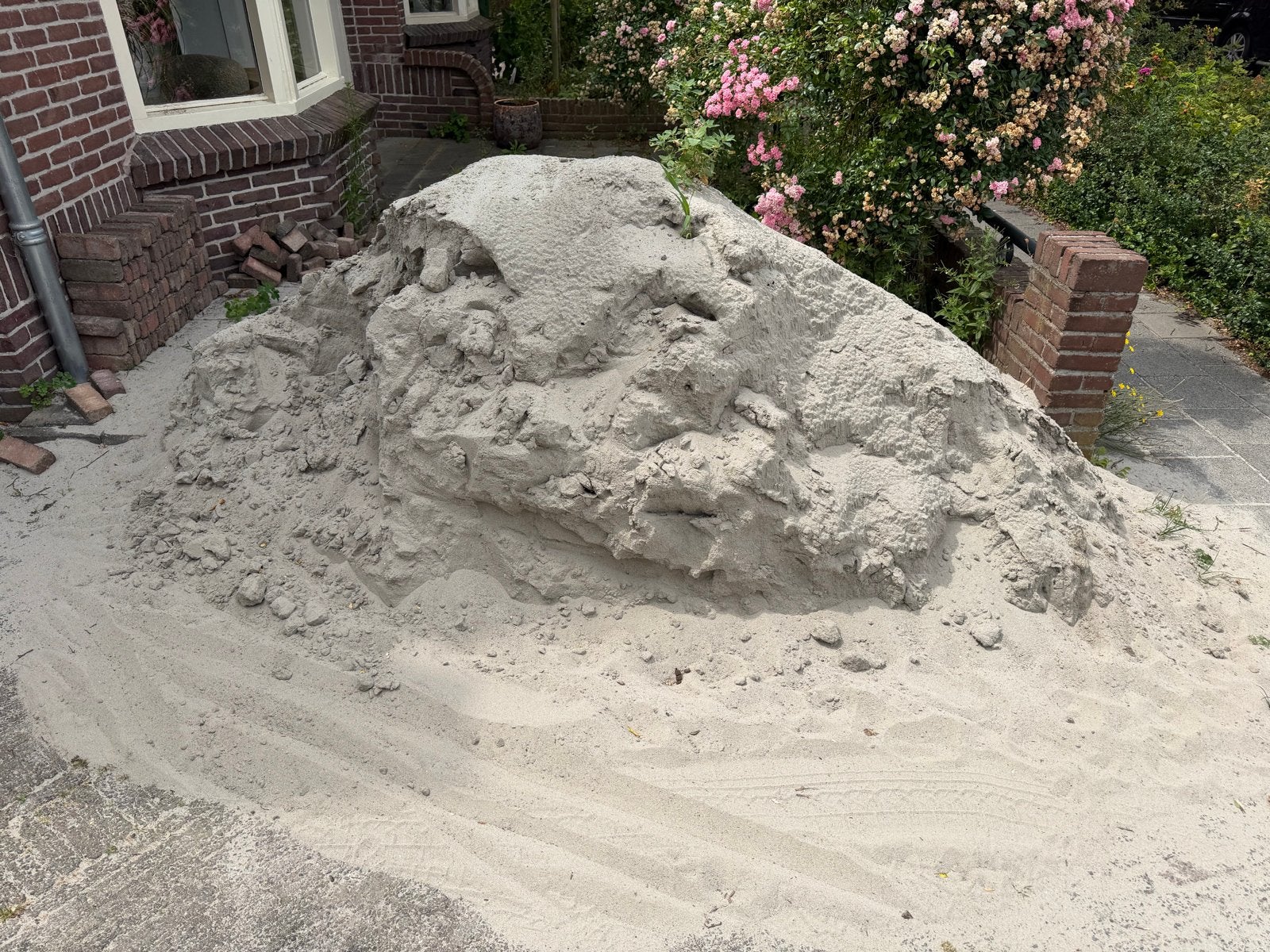 Grote berg zand, ideaal voor diverse klussen, Tuin en Terras, Zand, Ophalen, Gebruikt, Ophoogzand