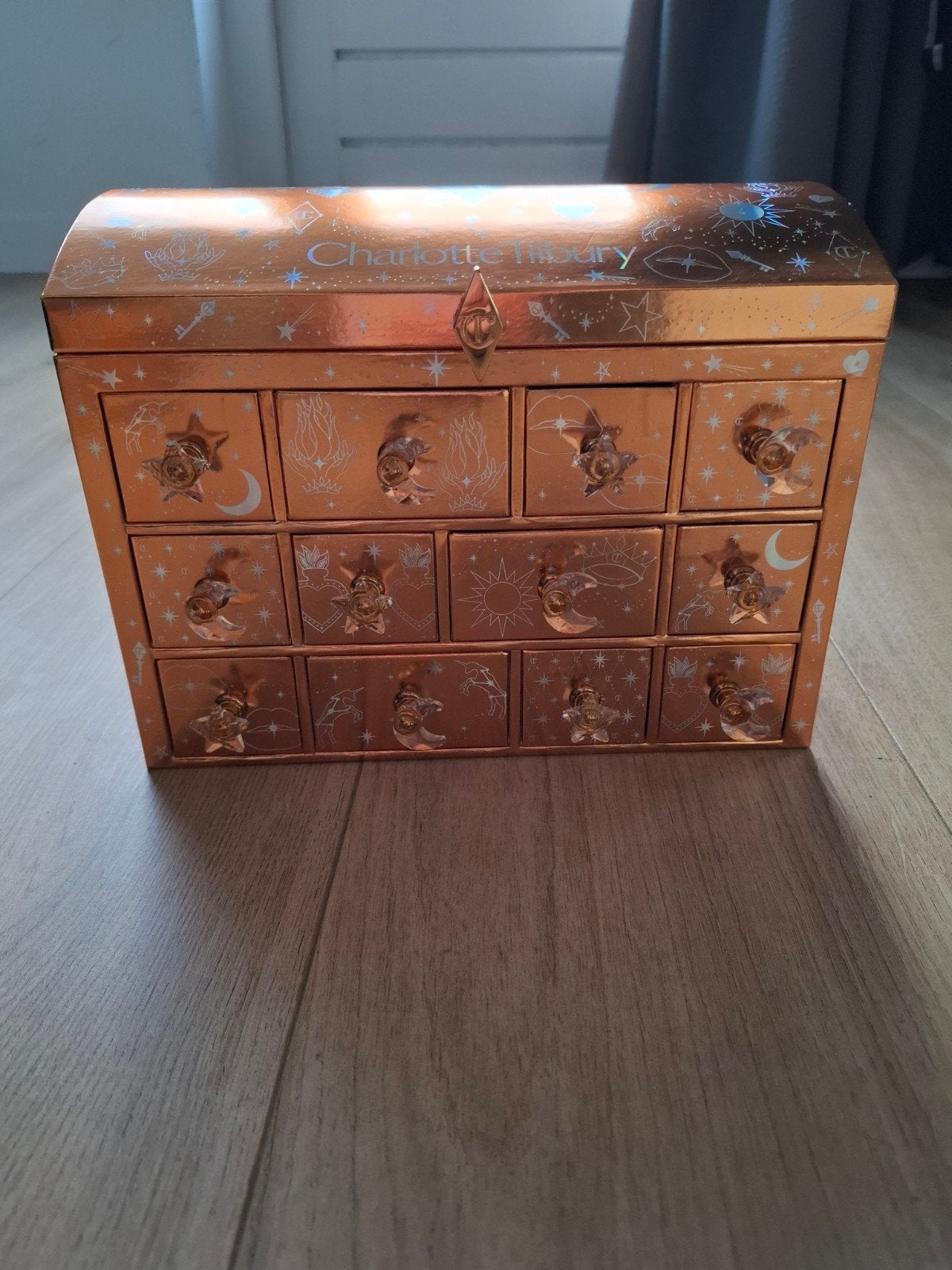 Charlotte Tilbury Make-up Adventskalender Doos, Ophalen of Verzenden, Zo goed als nieuw, Overige kleuren, Hardcase