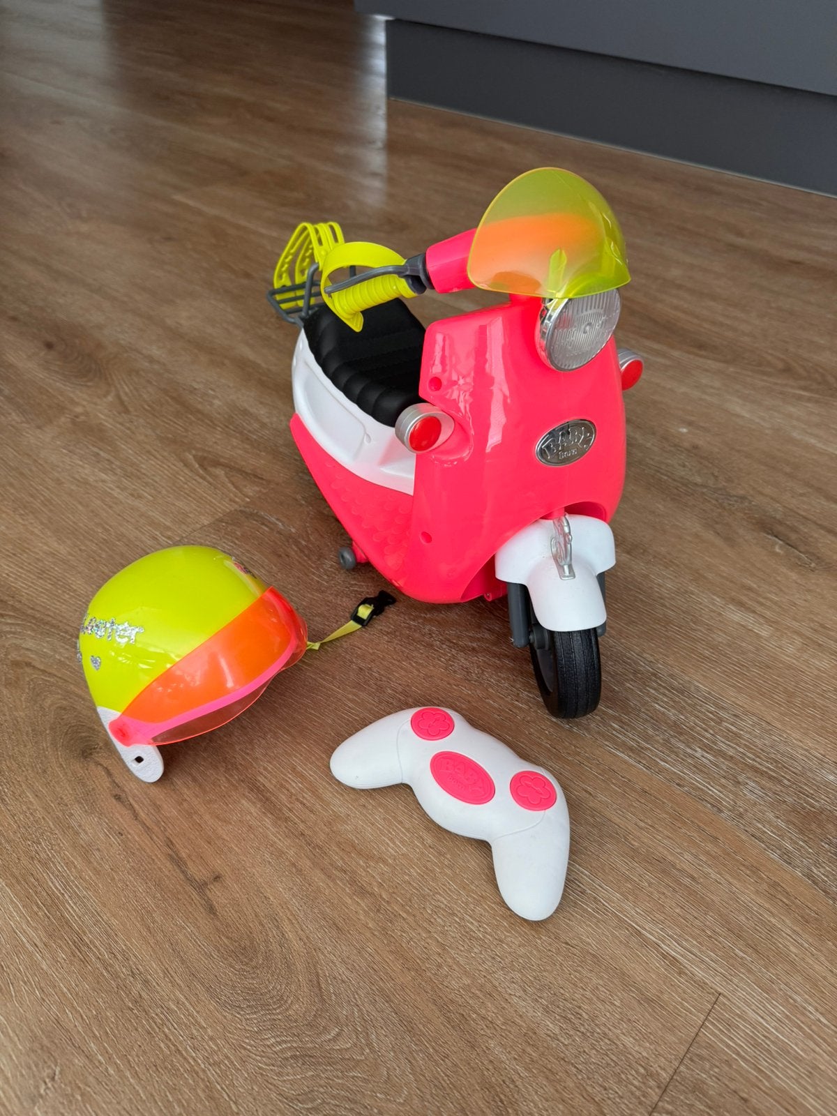 Baby born city scooter met helm, Kinderen en Baby's, Ophalen of Verzenden, Zo goed als nieuw, Babypop