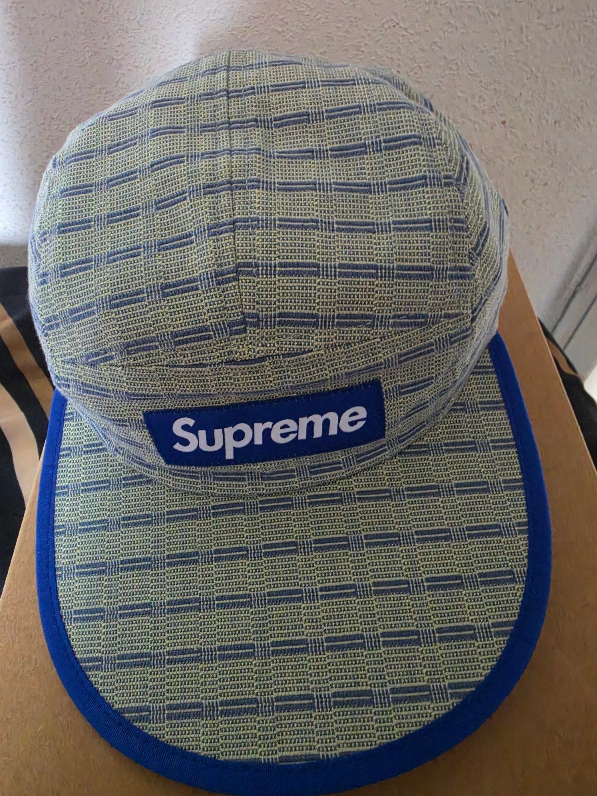 Supreme pet met uniek patroon en blauwe accenten, Kleding | Heren, Hoeden en Petten, Verzenden, One size fits all, Supreme, Pet