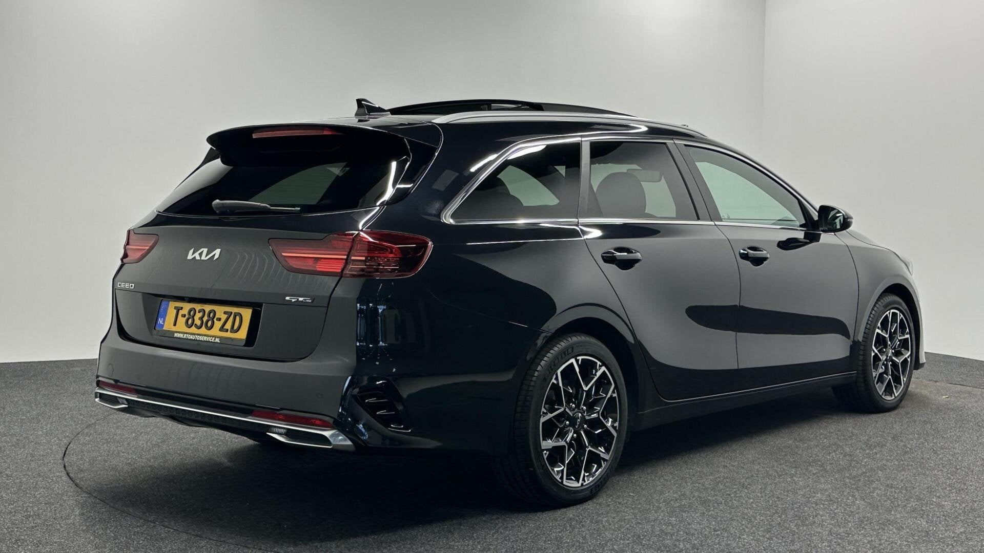 Kia Ceed Sportswagon 1.5 T-GDi GT-Line PANO CARPLAY NAVI ADA, Gebruikt, 4 cilinders, Met garantie (alle), Zwart