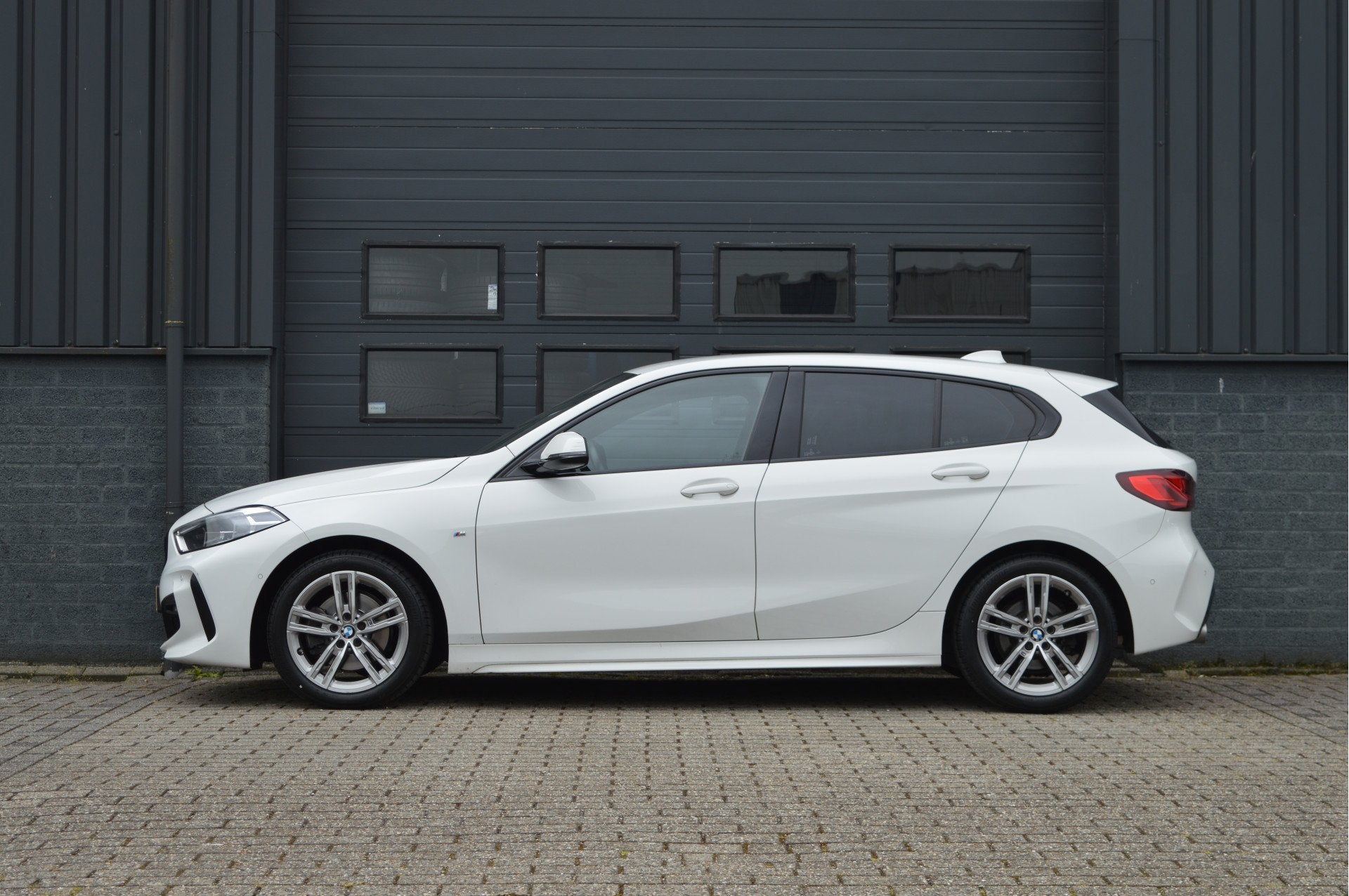 BMW 1-serie 118i Business Edition | M-PAKKET | CAMERA | ORG, 136 pk, Gebruikt, Met garantie (alle), Leder en Stof