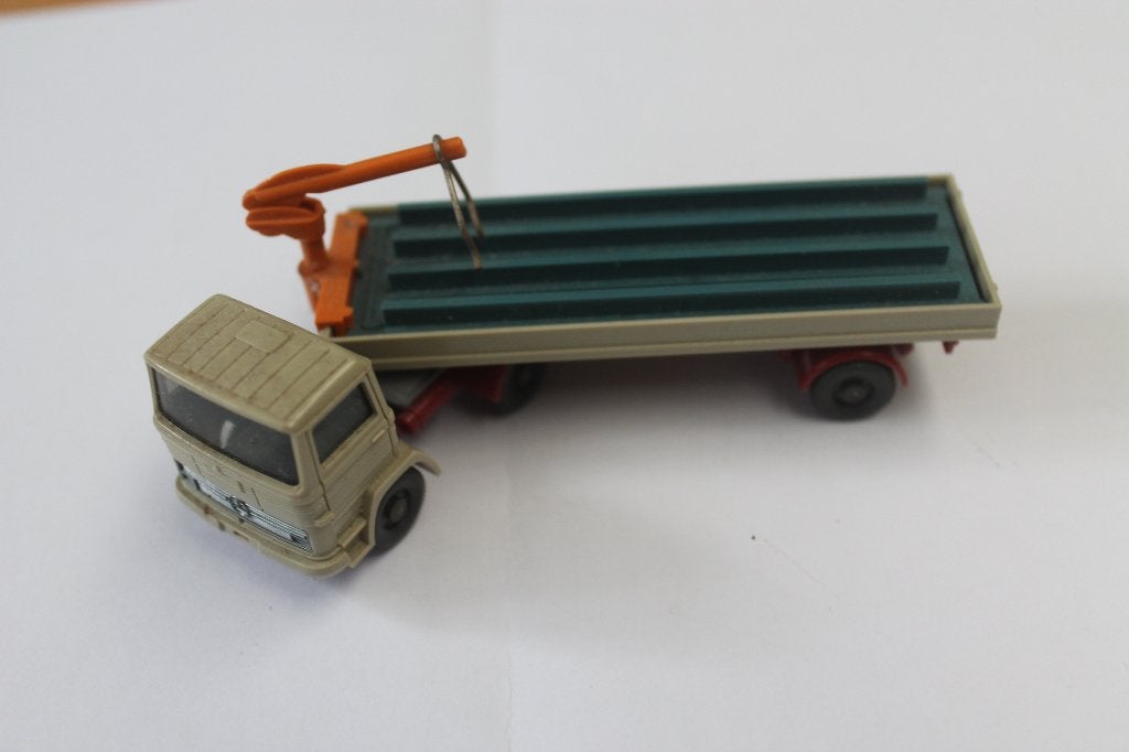 Wiking Mercedes LPS 1313 met kraantje en lading, Hobby en Vrije tijd, Ophalen of Verzenden, Zo goed als nieuw, Bus of Vrachtwagen