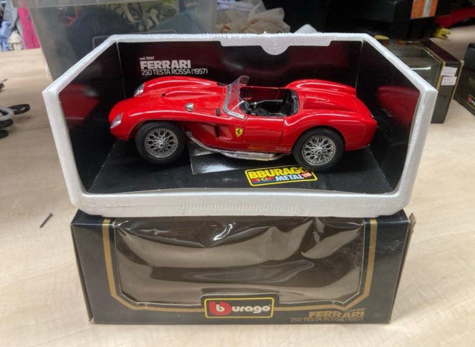 119 Bburago Ferrari 250 Testa Rossa (1957) Die-Cast 1/18, Ophalen, Zo goed als nieuw, Bburago
