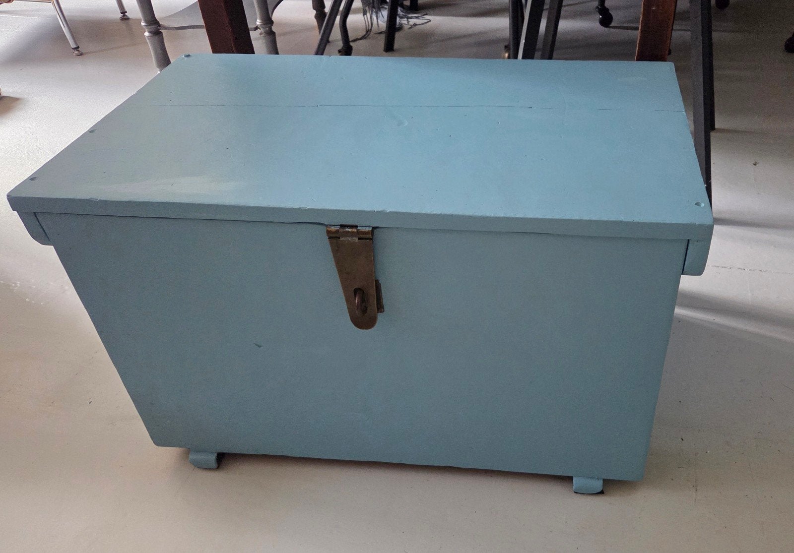 Brocante oude houten kist kan ook als salontafel, Antiek en Kunst, Curiosa en Brocante, Ophalen