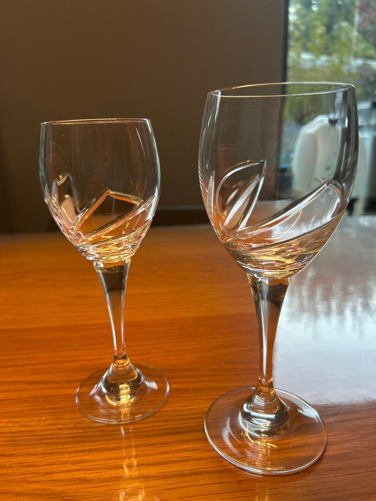 Set van 12 kristallen wijnglazen met geslepen decoratie, Ophalen