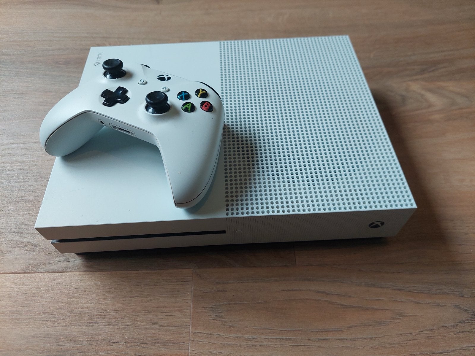 Xbox One S met controller en kabels, Spelcomputers en Games, Xbox One S, Ophalen of Verzenden, Zo goed als nieuw, Met 1 controller