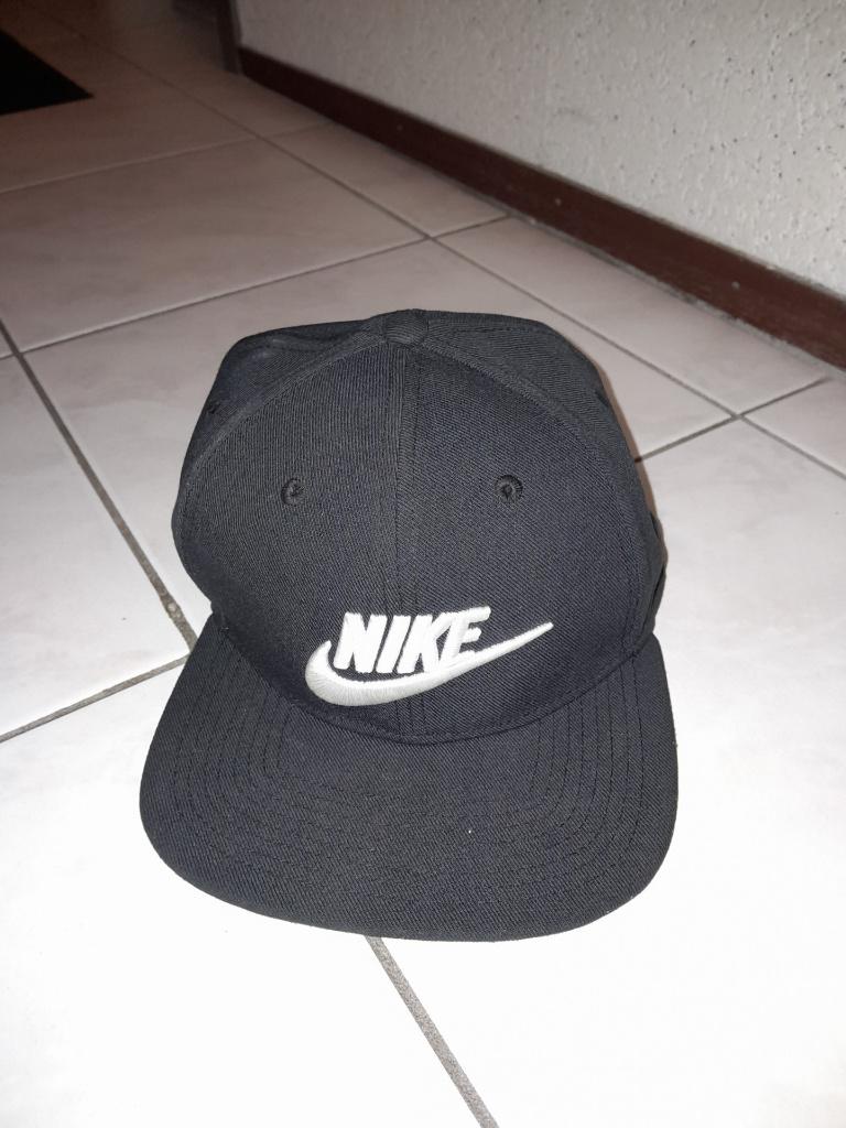 Nike pet en eventueel nike muts, Kleding | Heren, Hoeden en Petten, Ophalen of Verzenden, Zo goed als nieuw, One size fits all