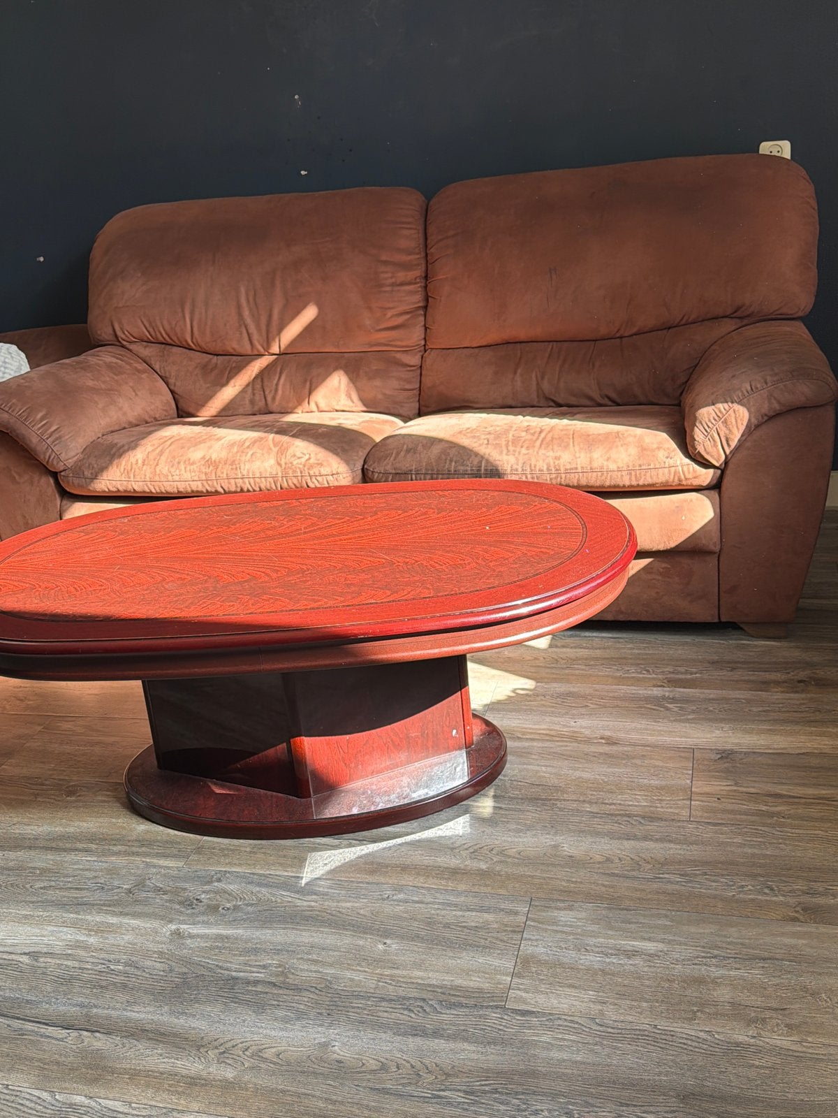 Comfortabele 2-zitsbank in bruin suède-look stof, Ophalen, Gebruikt, 150 tot 200 cm, Tweepersoons