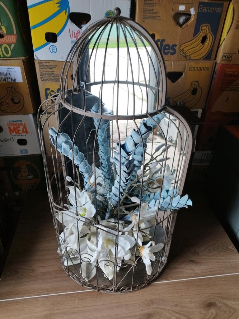 Grote metalen vogelkooi met kunstbloemen en spiegel, Antiek en Kunst, Curiosa en Brocante, Ophalen of Verzenden