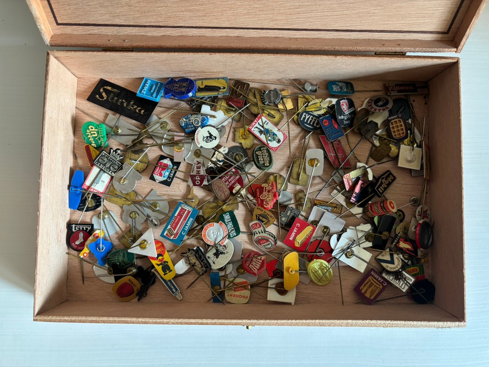 Grote collectie vintage reclamespeldjes in sigarenkist, Verzamelen, Ophalen of Verzenden