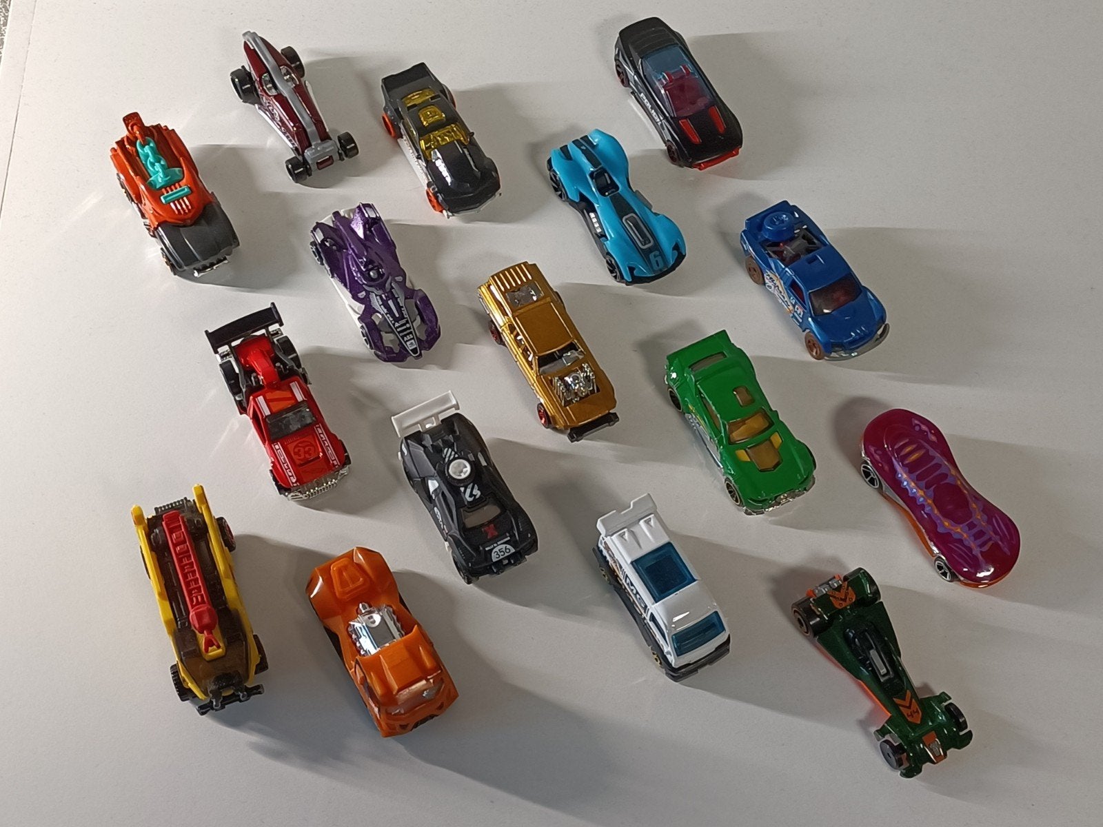 Partij Hot Wheels fantasy auto's - 16 stuks, nieuwstaat, Ophalen of Verzenden, Gebruikt, Auto