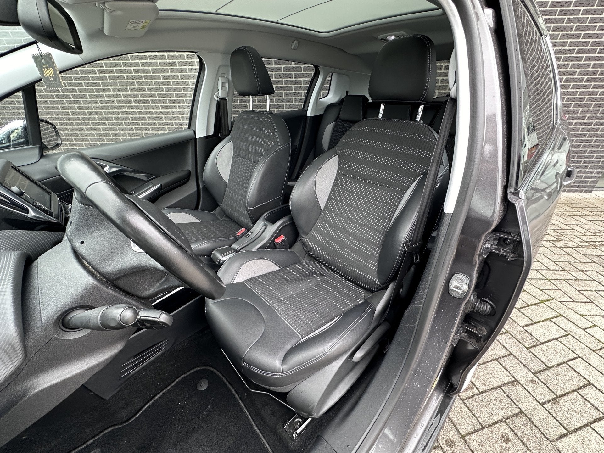 Peugeot 2008 1.2 PureTech Allure | Airco | Radio (bj 2016), Voorwielaandrijving, Stof, Euro 6, 1199 cc