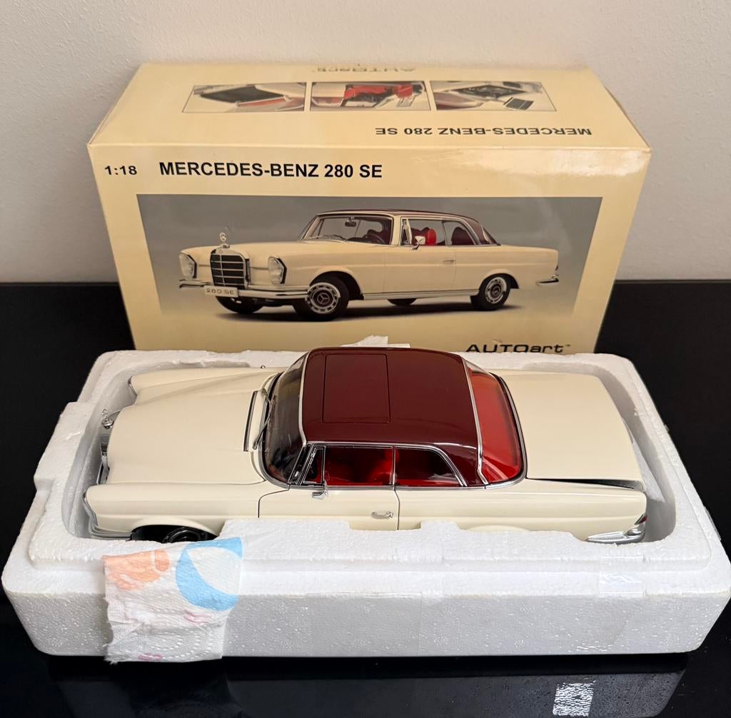 Mercedes-Benz 280 SE - 1:18 - Wit/Rood - Autoart, Hobby en Vrije tijd, Modelauto's | 1:18, Ophalen of Verzenden, Zo goed als nieuw