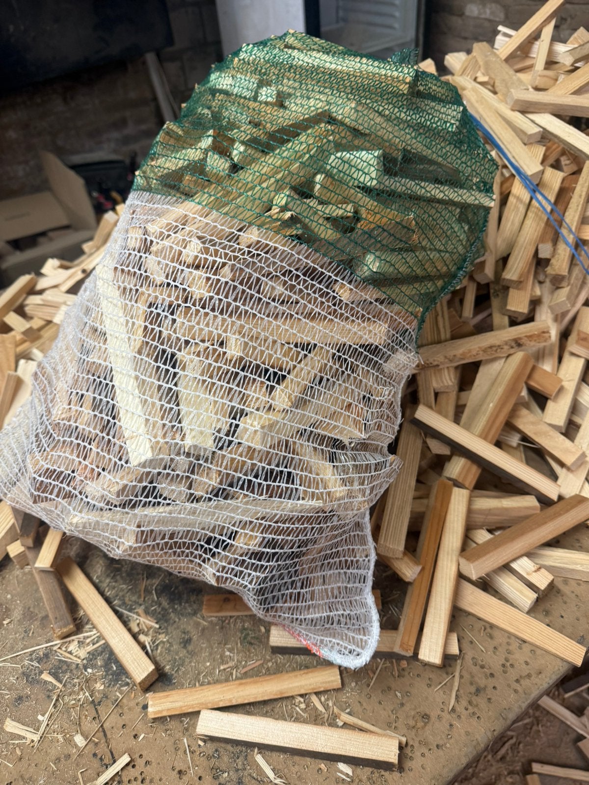 Schoon en droog aanmaakhout nu €3,00 per zak 10+1 gratis!, Tuin en Terras, Haardhout, Minder dan 3 m³, Ophalen