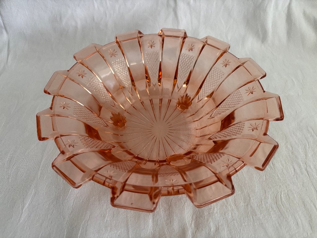 Art Deco roze persglazen fruitschaal met mooie decoratie., Antiek en Kunst, Antiek | Glas en Kristal, Ophalen of Verzenden