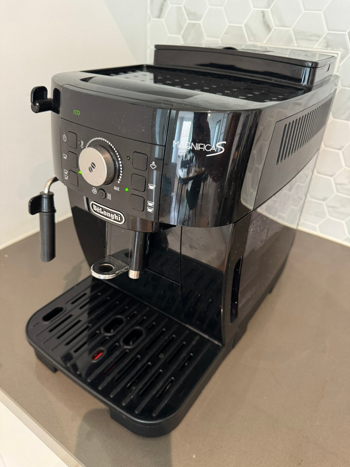 De’Longhi Magnifica S Automatic Espresso Machine + Box, Witgoed en Apparatuur, Gebruikt, Espresso apparaat, 2 tot 4 kopjes, Afneembaar waterreservoir
