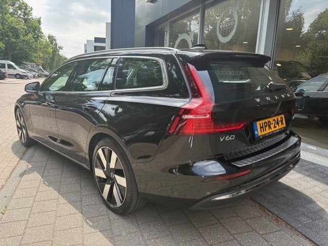 Volvo V60 T6 AWD Essential | Parkeercamera | Verwarmbare sto, Dealer onderhouden, Gebruikt, 4 cilinders, Zwart