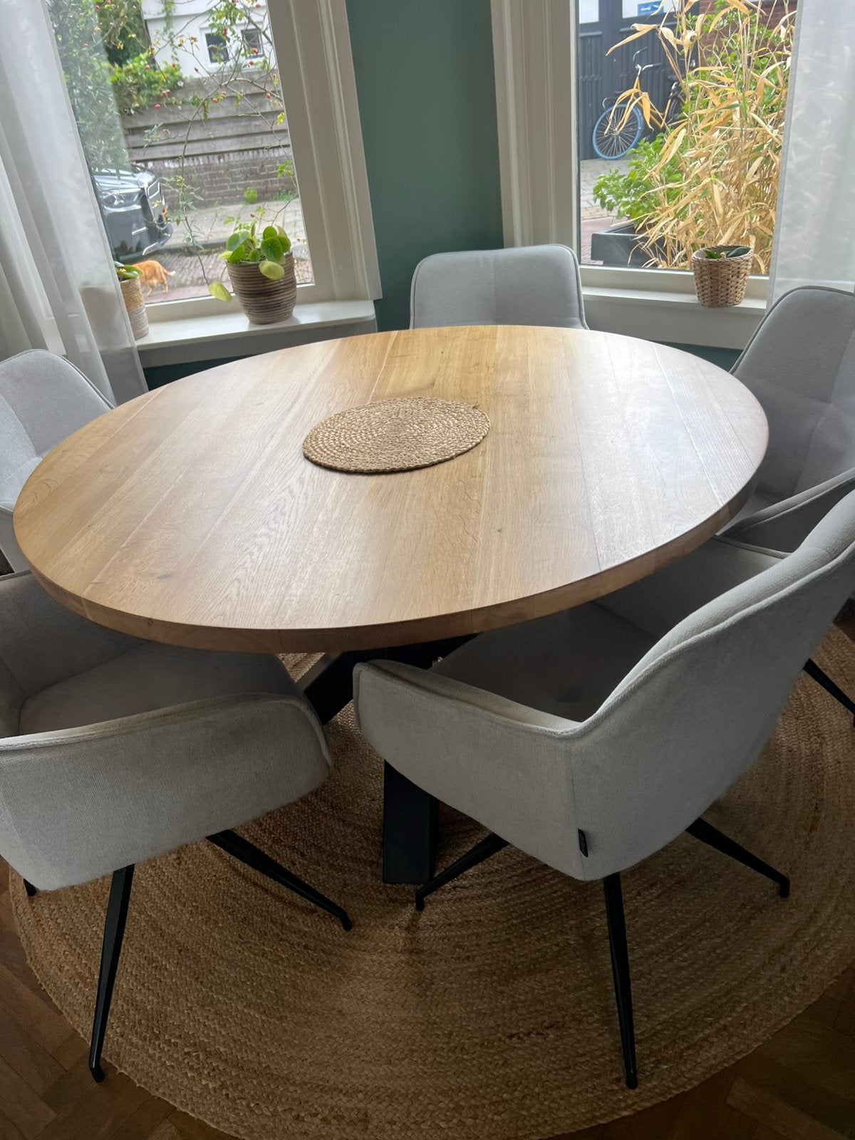 Ronde massief eiken eettafel 140 cm  – zwarte spinpoot, Ophalen, 100 tot 150 cm, Zo goed als nieuw, Eikenhout