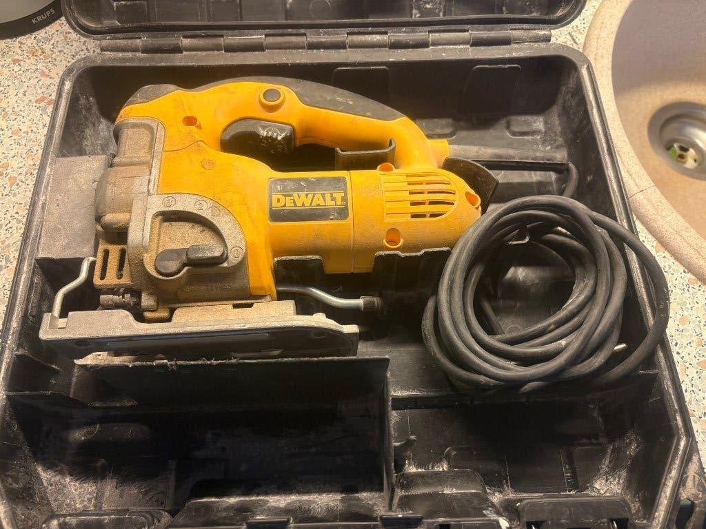 DeWalt decoupeerzaag in koffer, Gebruikt, DeWalt, Decoupeerzaag, 600 tot 1200 watt