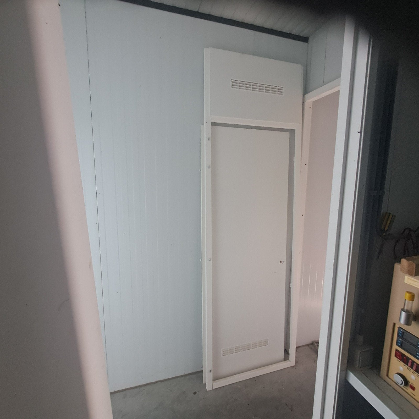 Witte meterkast deur met ventilatieroosters, Ophalen, Kunststof, Gebruikt, Minder dan 80 cm