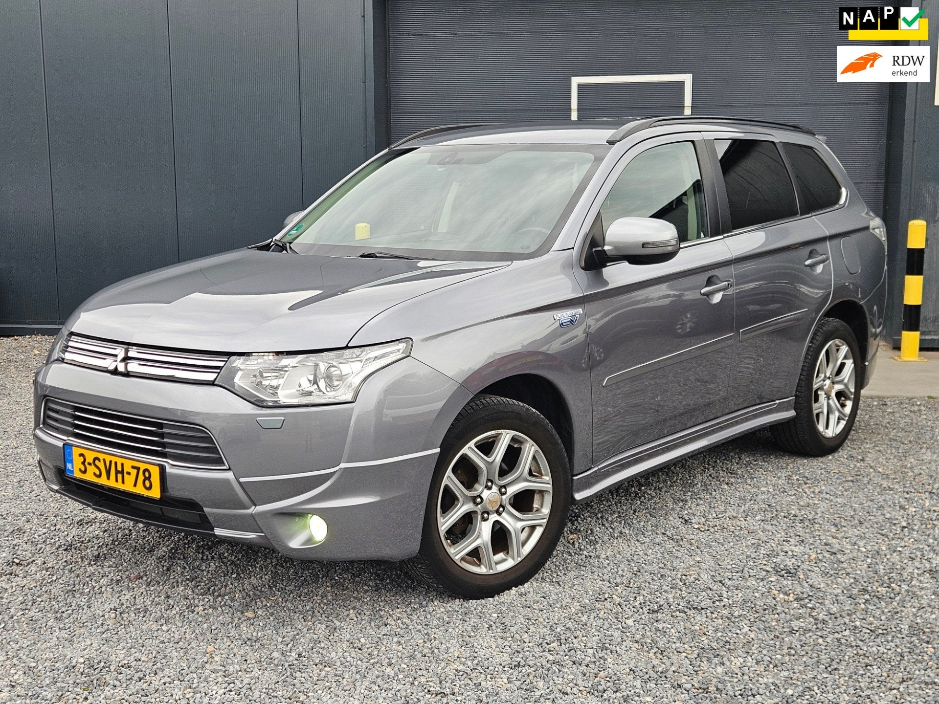 Mitsubishi Outlander 2.0 PHEV Intense +, Zwart, 4 cilinders, Leder en Stof, Vierwielaandrijving