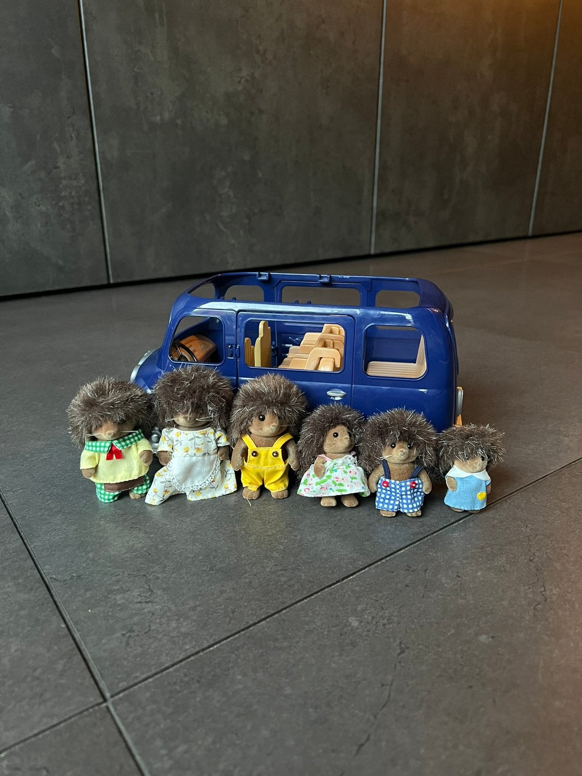 Sylvanian Families egelfamilie, grote blauwe familieauto/bus, Kinderen en Baby's, Speelgoed | Overig, Ophalen of Verzenden, Zo goed als nieuw