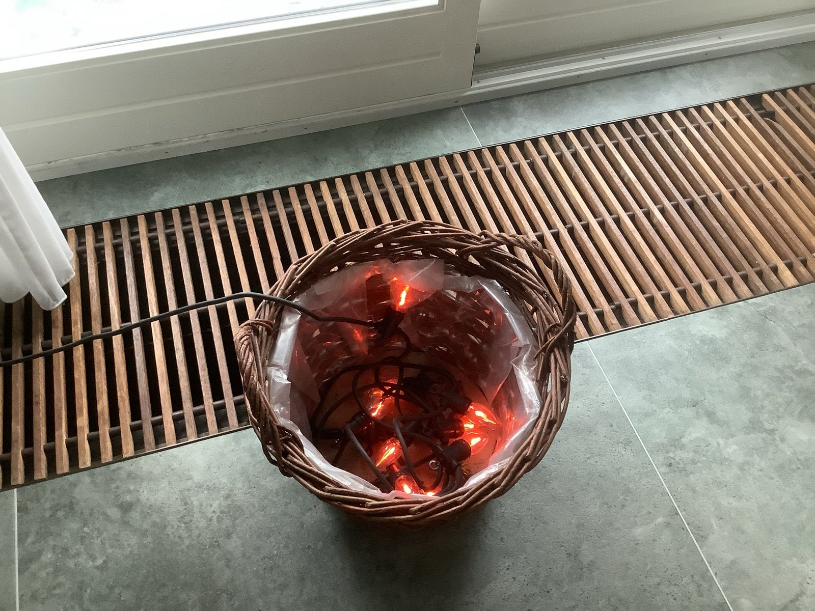 Grote rieten houtmand met sfeervolle verlichting ., Ophalen, Gebruikt, Bruin, Natuurlijk materiaal