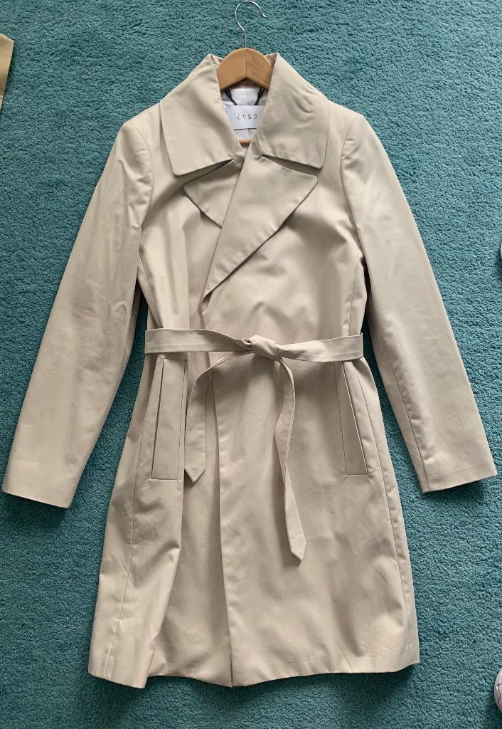 CVRD Brooklyn beige trenchcoat met strikceintuur maat M, Kleding | Dames, Maat 38/40 (M), CVRD, Beige, Nieuw