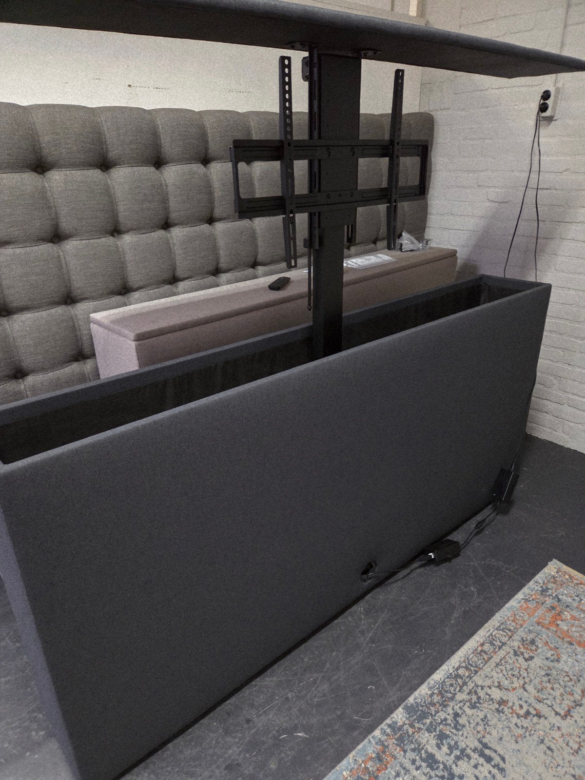Nieuw Voetbord met TV Lift - Grijs Stof (tot 55 inch TV), Ophalen of Verzenden, Nieuw, Voetbrod met tv lift