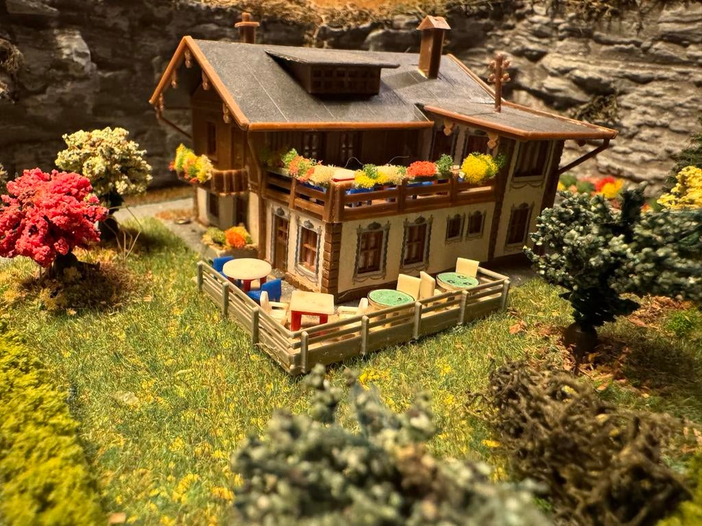 Miniatuur berglandschap met brasserie en parking, Overige merken, 1:50 of kleiner, Overige typen, Ophalen of Verzenden