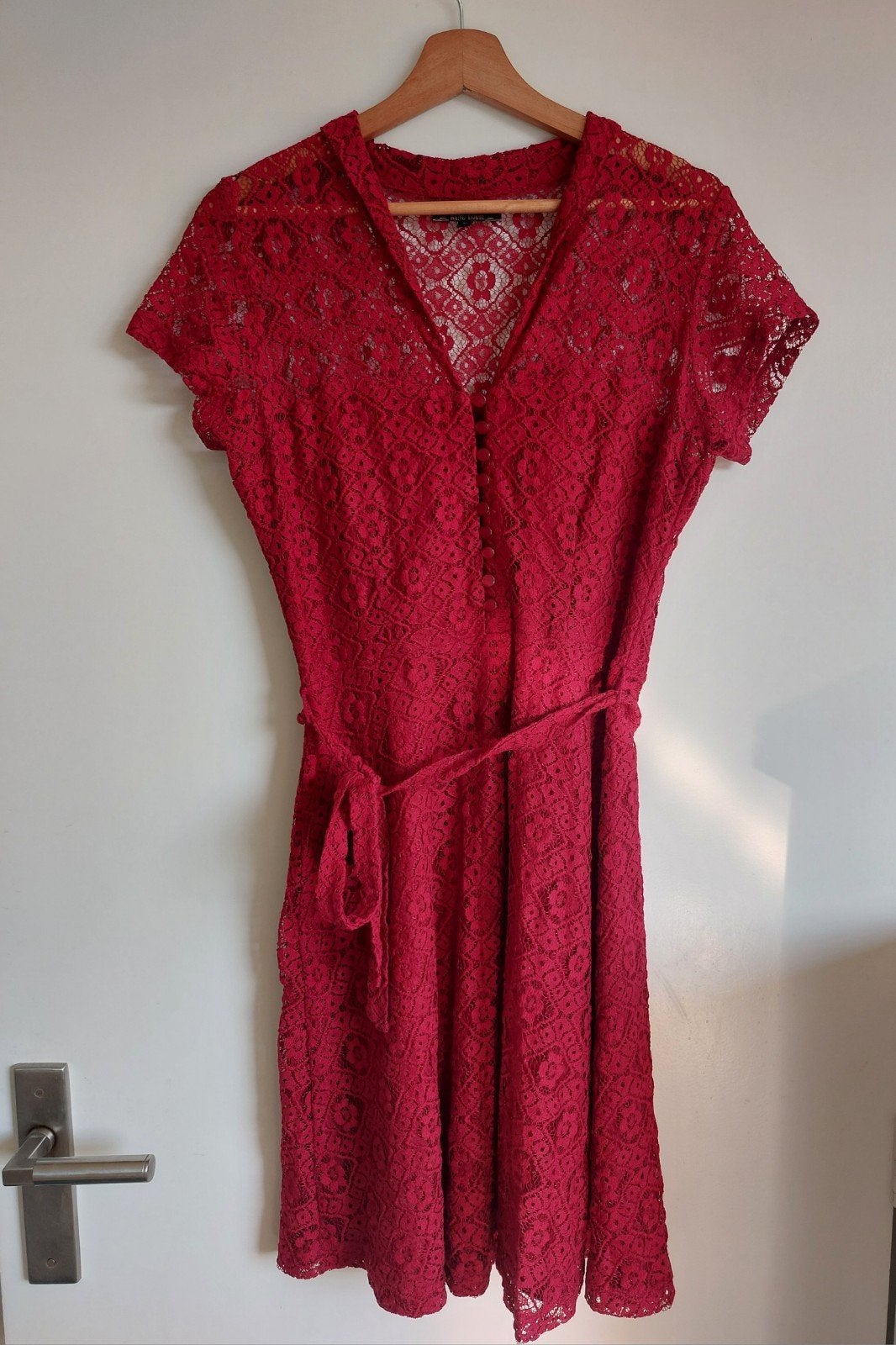 King Louie rood kanten jurkje maat 38, Kleding | Dames, Jurken, Maat 38/40 (M), Ophalen of Verzenden, Zo goed als nieuw, Knielengte