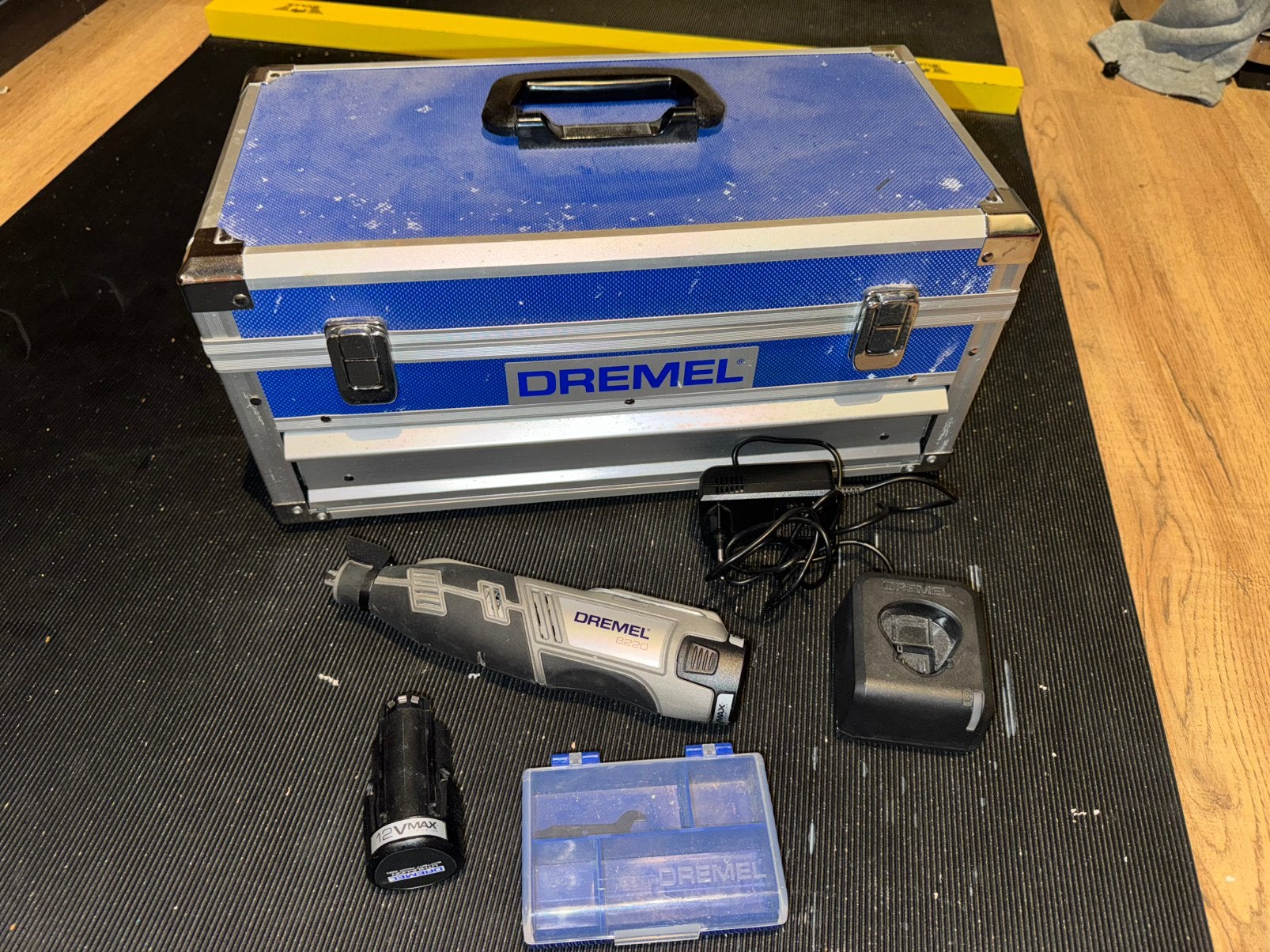 Dremel 8220 met 2 accu's, oplader en koffer, Ophalen of Verzenden, Gebruikt, Multitool, Bosch