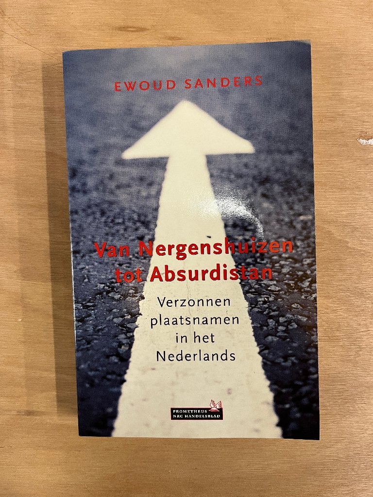 boek:  Van nergenshuizen to Absurdistan, Ewoud	Sanders, Boeken, Ophalen of Verzenden, Zo goed als nieuw, Ewoud Sanders, Nederland