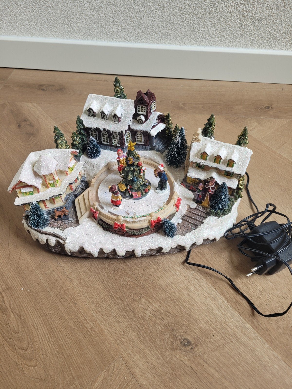 kersthuisje schaatsen. bewegende delen, Diversen, Kerst, Ophalen, Zo goed als nieuw