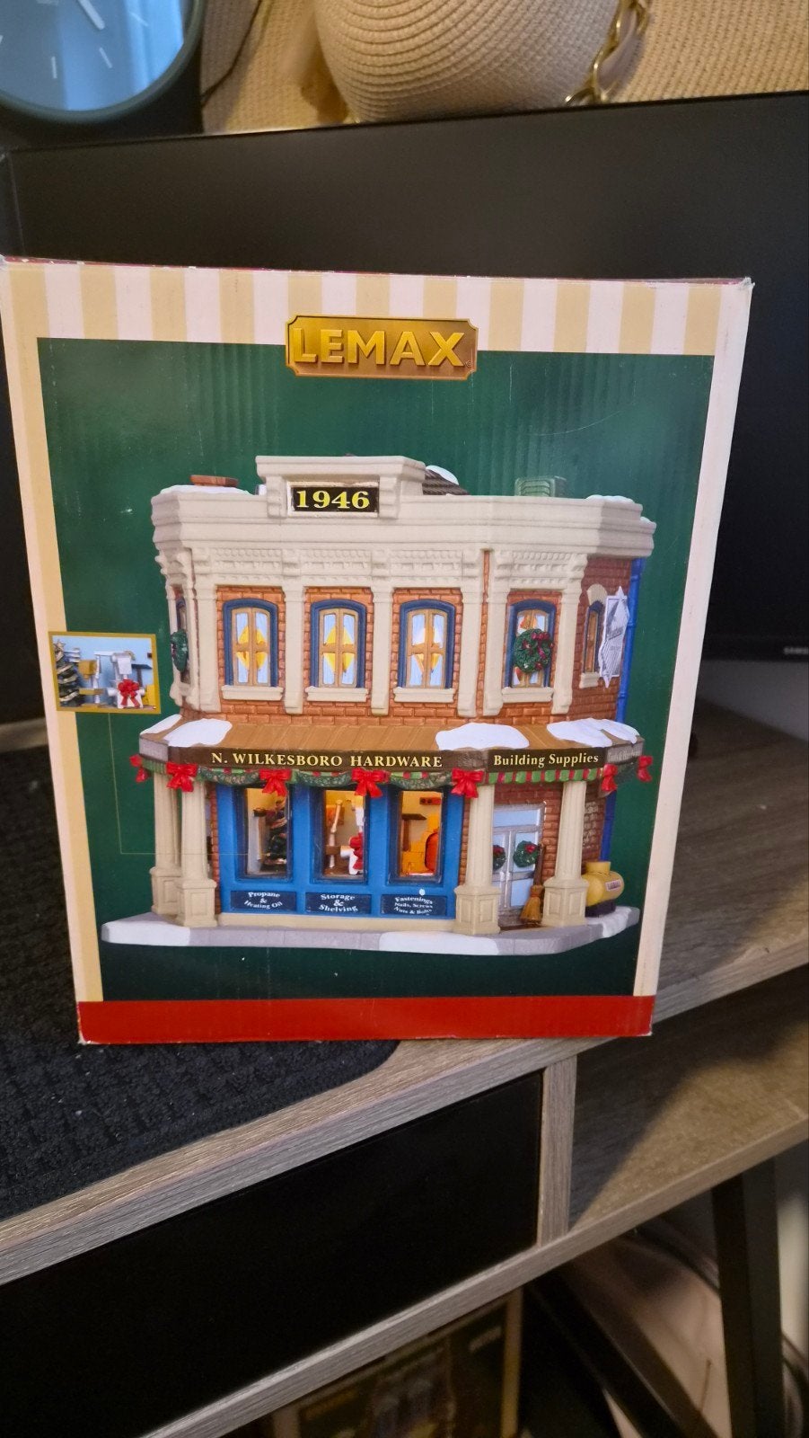 Lemax N. Wilkesboro Hardware #15282 – Caddington Village, Ophalen of Verzenden, Gebruikt