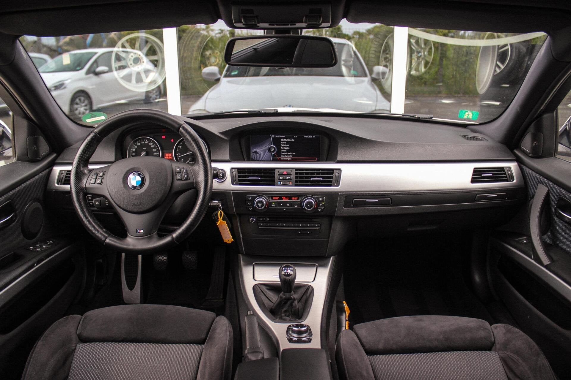 BMW 3-serie Touring 325i M Sport Edition | NL auto | Harman, Gebruikt, 1465 kg, Handgeschakeld, 1600 kg