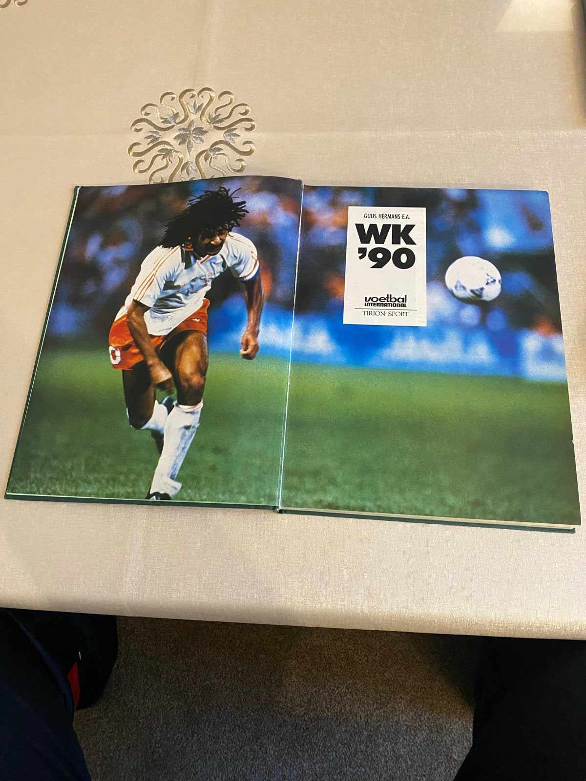 WK '90 Voetbal Italië - Guus Hermans e.a., Boeken, Ophalen of Verzenden, Gelezen, Balsport