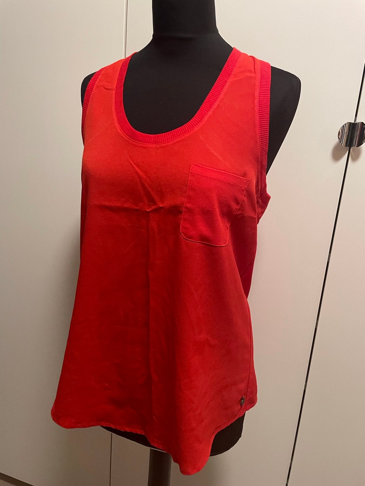Rood mouwloos topje met zakje Mango maat S, Kleding | Dames, Tops, Ophalen of Verzenden, Gedragen, Rood, Maat 36 (S)