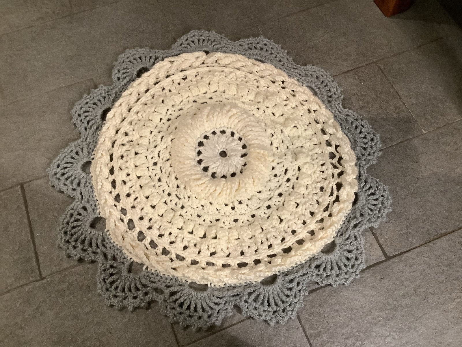 Rond vloerkleed 100 cm dikke wol grijs, ecru, Huis en Inrichting, 100 tot 150 cm, Rond, Nieuw, Ophalen of Verzenden