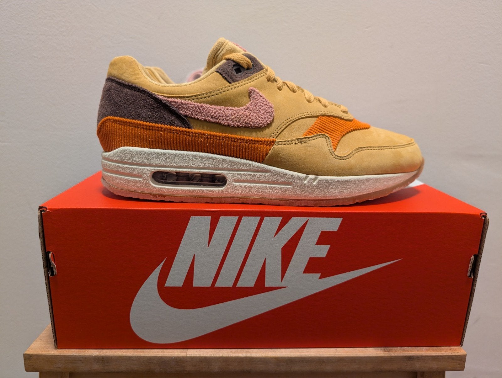 Nike Air Max 1 Crepe Wheat Gold Rust Pink 43, Kleding | Heren, Schoenen, Nike air max, Overige kleuren, Nieuw, Ophalen of Verzenden